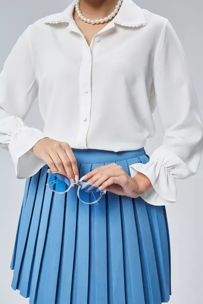 قميص منسوج نسائي بلون الكريم بأكمام مطوية وتفاصيل ياقة دانتيل