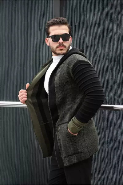 Heren kaki capuchonponcho met patroondetails op de mouwen