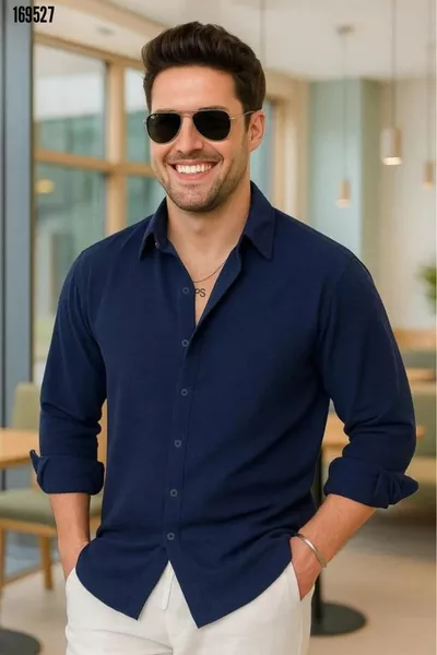 قميص كحلي كبير الحجم وذو ملمس