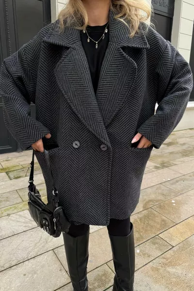 معطف قصير مبطن بحجم عادي وتفصيل عظم السمكة باللون الأسود الأنثراسيت