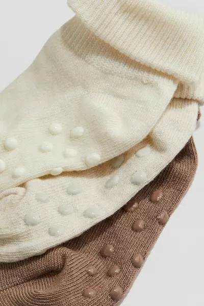 جوارب مضادة للانزلاق ومحمية بخمسة