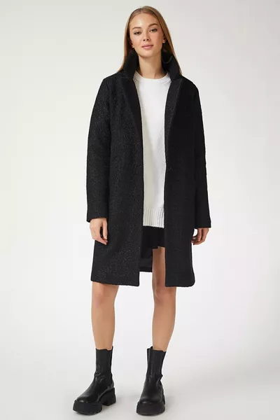 معطف بحروف سوداء للنساء