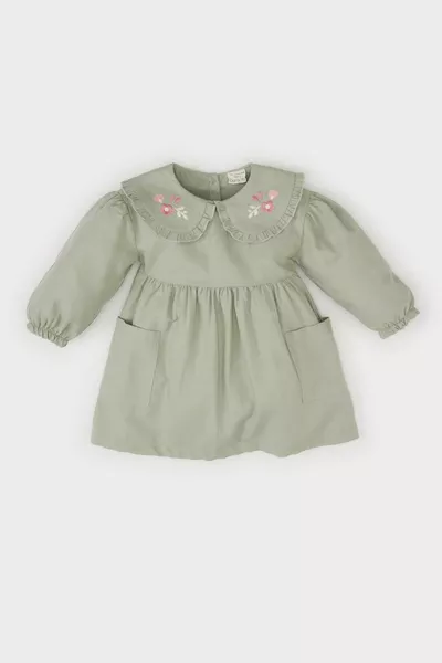 فستان للجينة الصغيرة بياقة كبيرة وتطريز وأكمام طويلة وجيوب من التويل SP