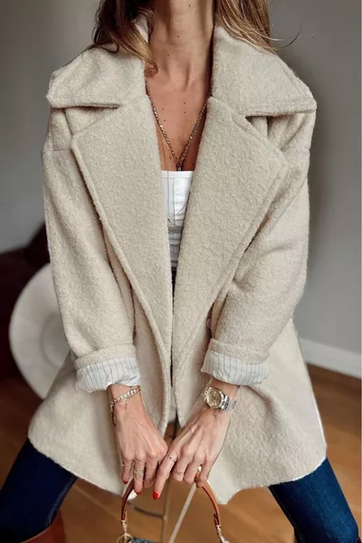 معطف قصير بلون الحجر مصمم من المخمل بنقشة مع زر واحد كبير الحجم