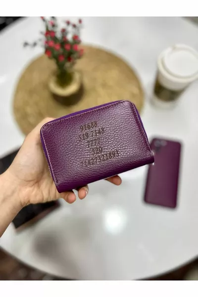 Малко удобен дамски портфейл от естествена кожа в лилаво, подходящ за всяка чанта с десен на цветя на живота