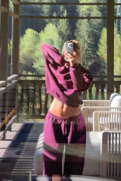 سويت شيرت أساسي برقبة دراجة نارية باللون البوردو 