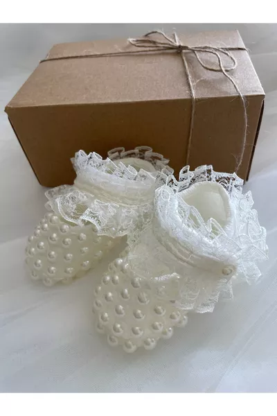 Chaussons pour bébé avec perles & chaussons de baptême pour nouveau-né en couleur écrue & chaussons cadeaux avec dentelle et perles