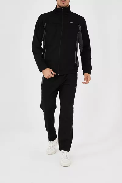 Tuta da uomo nera con collo alto e pantaloni dritti