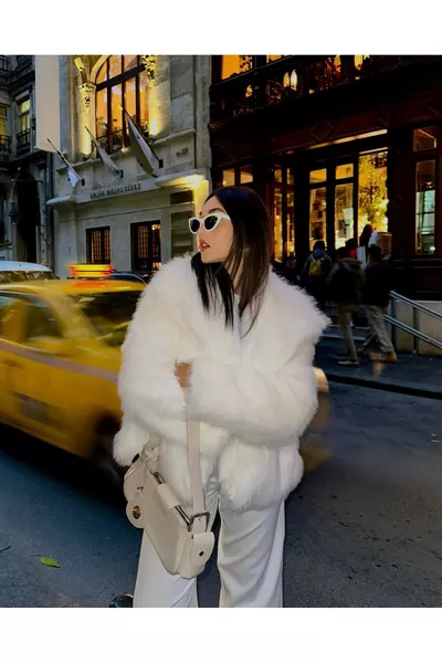 Мягкая на ощупь oversized премиальная плюшевая белая куртка