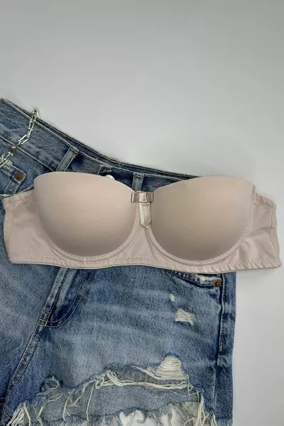 Дамски сутиен с твърда чашка и подплънка, без презрамки, телесен цвят