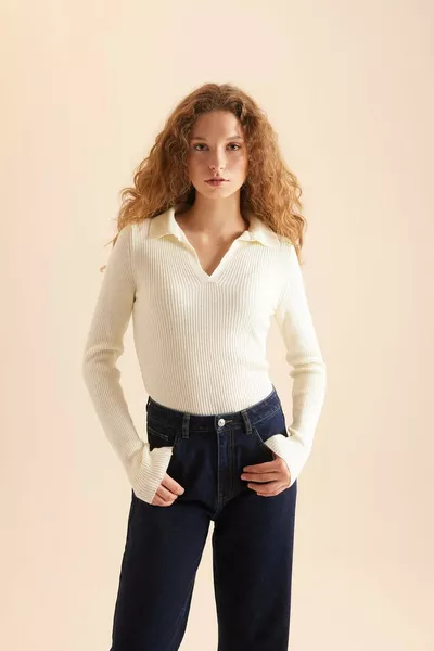 Базовый трикотажный свитер с воротником-поло мягкой фактуры