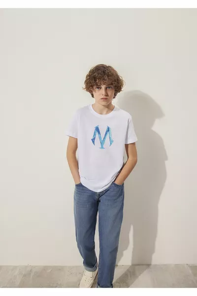 تيشيرت أبيض بطباعة شعار مختوم، مقاس عادي / قصّة عادية 