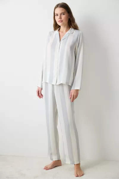 Ensemble de pyjama chemise et pantalon rayé multicolore en satin gris Aria