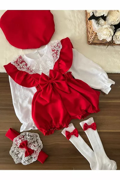 طقم بنت صغير يشمل شورت أحمر، قميص، قبعة، بندانا وجوارب