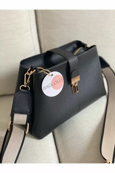 Schoudertas met riem, kettinghanger, geslotendetail en interieurvakken