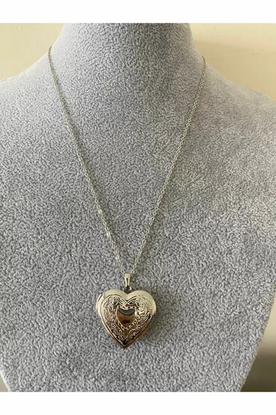 قلادة على شكل قلب مع فتح داخلي ونقش قلب في الأعلى