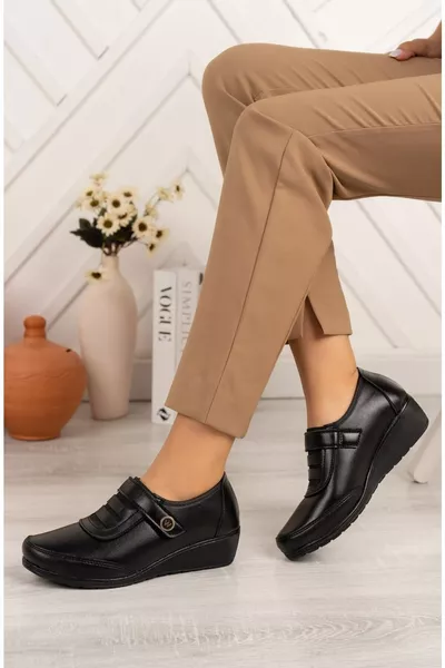 بوت نسائي شتوي أسود بأرضية مانعة للانزلاق ومريح