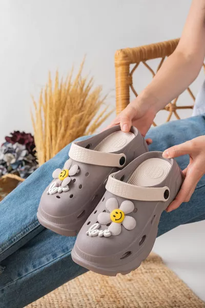 صندل مريح للمستشفى والكعب العالي للممرضة