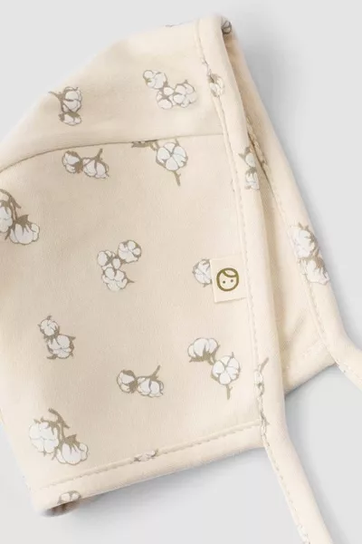 Органична памучна английска шапка за бебе с малки памучни шарки