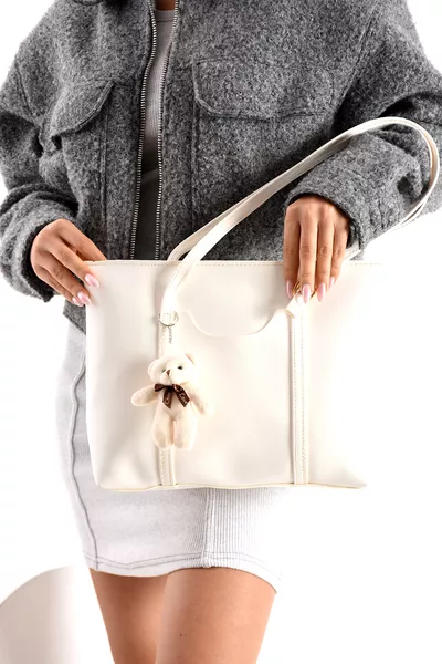 حقيبة كتف وذراع نسائية بيضاء بحجم 