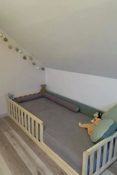 سرير أطفال خشبي من مونتيسوري بدون أرجل من الخشب الطبيعي