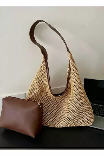 حقيبة كتف نسائية بنيّة بمقبض جلد مضفر وتفاصيل محززة