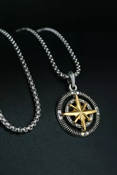 Collana a catena intrecciata con bussola e stella polare in acciaio (dettagli in oro)