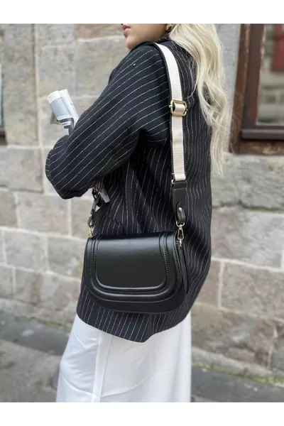حقيبة نسائية سوداء بسوار عريض متقاطع