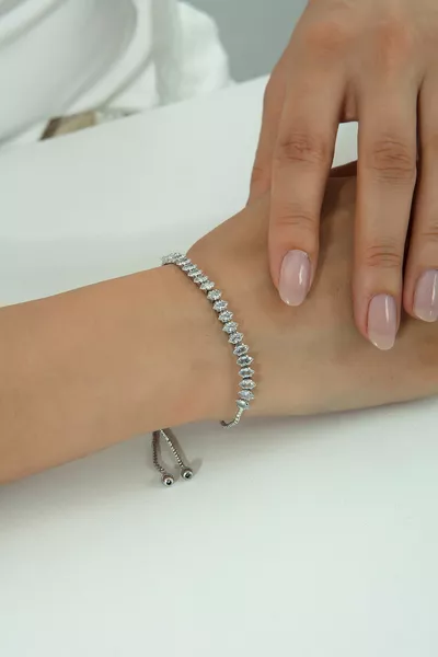 Braccialetto regolabile con chiusura a scorrimento modello navetta a filo d'acqua con zircono placcato in argento