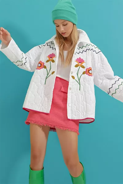 Kadın Beyaz Çiçek Nakışlı Kapitone Mont 