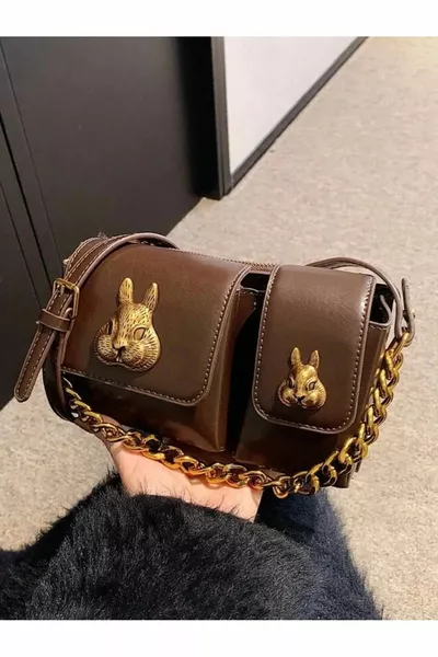 Damentasche mit braunem Eichhörnchen-Accessoire-Detail im Baguette-Design