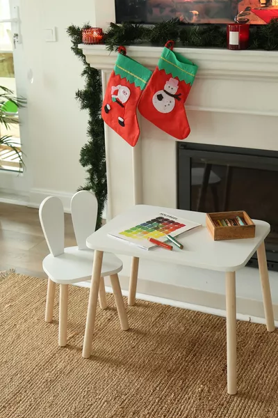 المائدة البيضاء + كرسي واحد