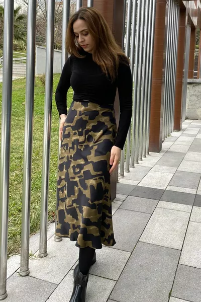 Tissu satiné de viscose à motifs d’été modèle Verev Jupe midi à motifs noirs