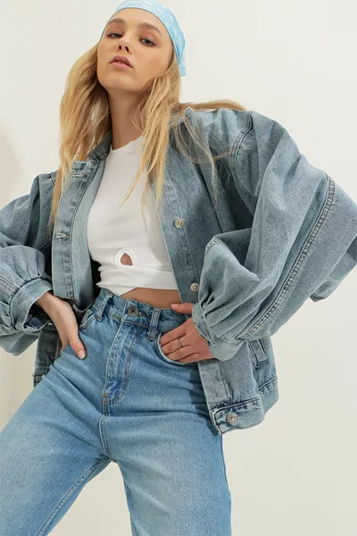 جاكيت جينز نسائي باللون الأزرق الفاتح مع جيوب مزدوجة وأكمام بالون 