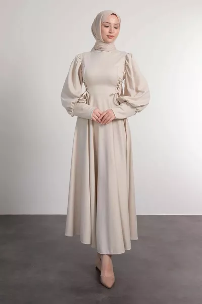 فستان محتشم بقصة ضيقة من الخصر مع رباط على الجانبين