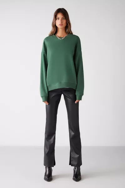 سويت شيرت أخضر بسيط نسائي برقبة على شكل دراجة وداخل مبطن بالقطن مربّع الحجم