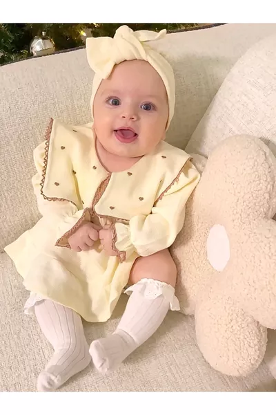 Maita Jurk met Hartborduursel, Vierkante Sjaalkraag, % Katoen Wafelstof, Kant en Bandana Meisjesbaby Set