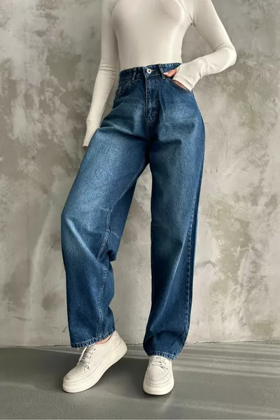 Дънки с токи, широки крачоли и удобна свободна кройка