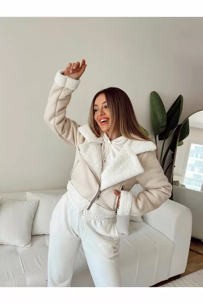 Kurzer Mantel mit Plüschfutter aus importiertem Wildleder