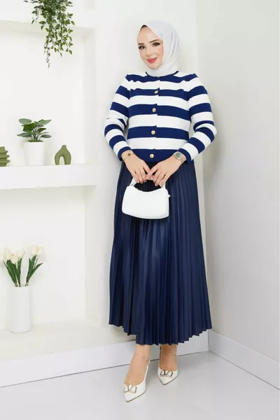 Completo da donna con maglione, cardigan e gonna plissettata