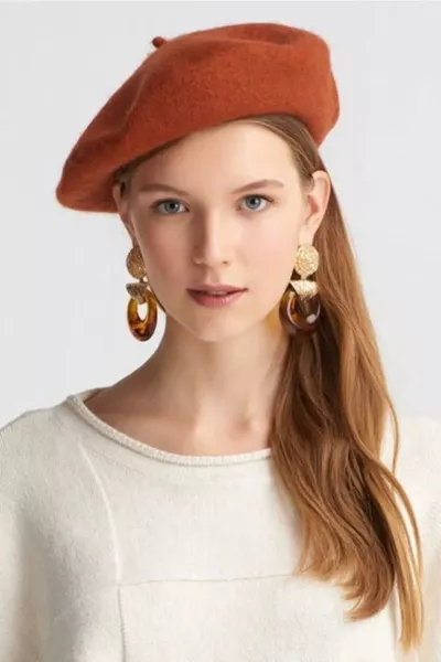 رسام فرنسي قبعة صوفية قرميدية