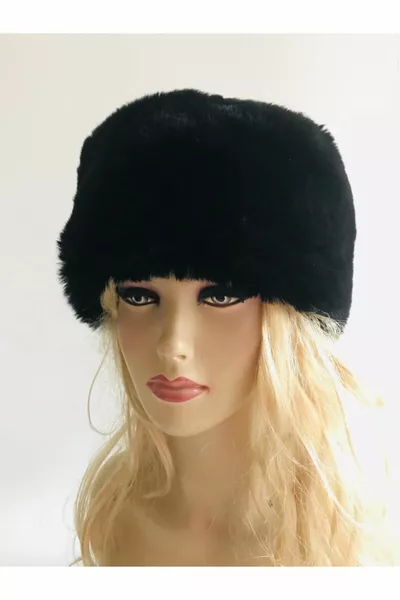 قبعة من الفرو الصناعي الأسود