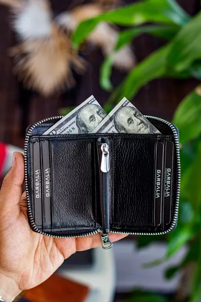 Sydney Genuine Leather Coin-Pocket RFID-Blocking Unisex Black Wallet