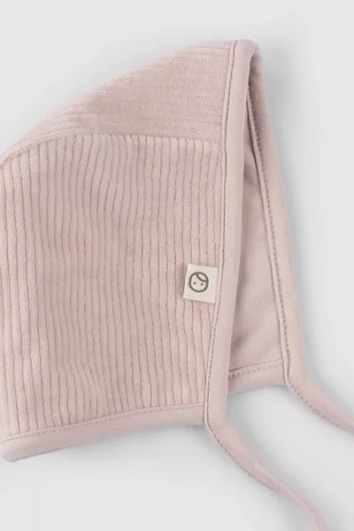 Бебешка шапка с розово рипсено кадифе и английски стил