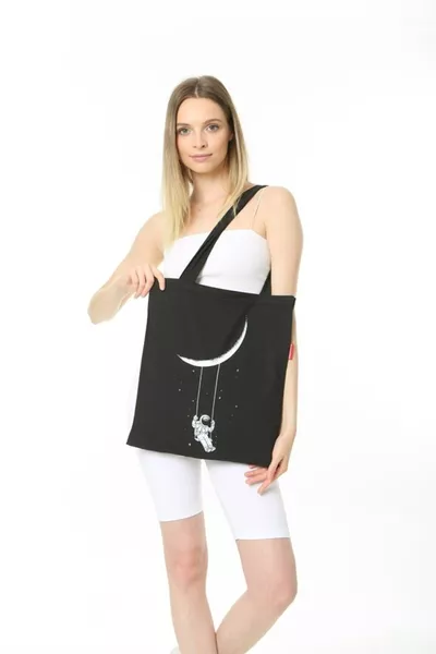 رائد فضاء يتأرجح شهريًا بحقيبة قماشية