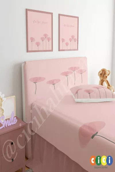 Copertura per intestazione base Fiori semplici su sfondo rosa