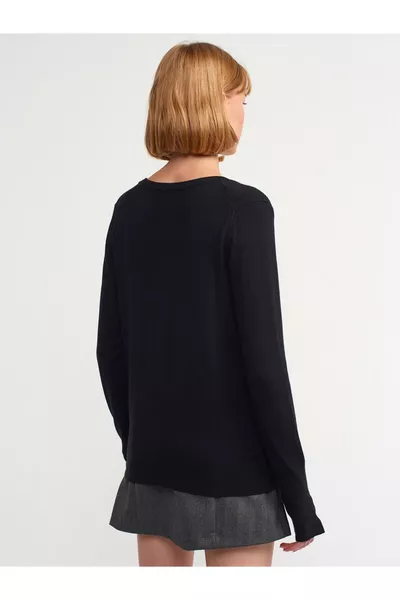 DİLVİN Дамски пуловер с V-образно деколте и цепки на ръкавите