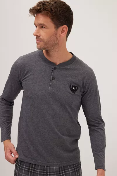 طقم بيجامة رجالي رمادي من القطن، بقصة عادية، ياقة بأزرار، خصر مطاطي، ونقشة