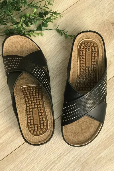 Masaj Tabanlı Çapraz Taş Detaylı Siyah Anne Terliği