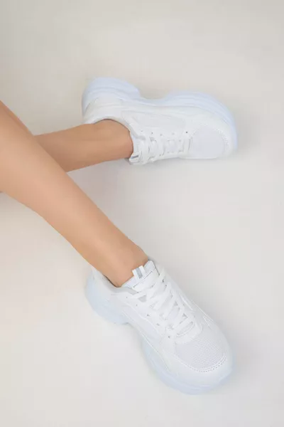 حذاء نسائي رياضي أبيض 